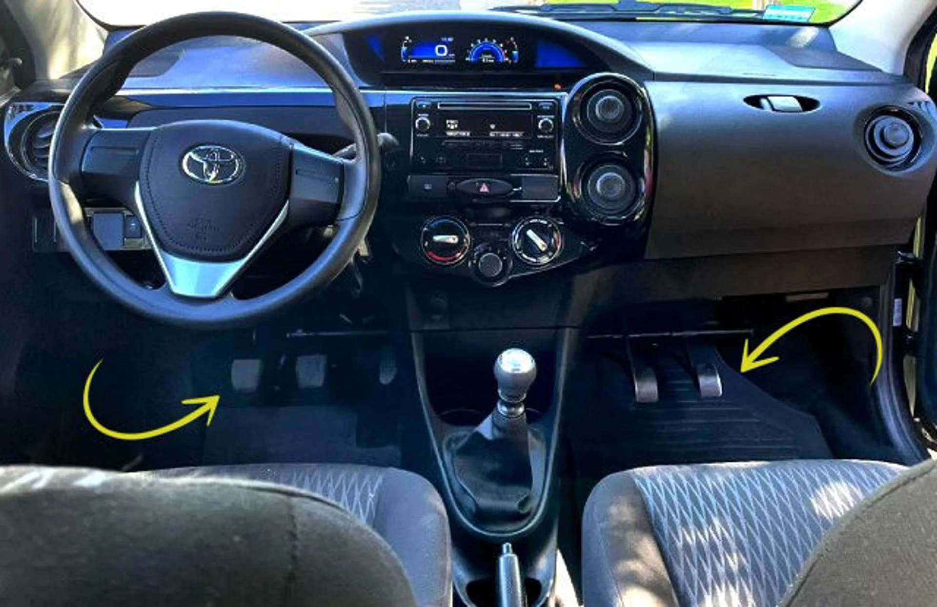 Interior de un auto de la academia con doble pedalera (doble comando)