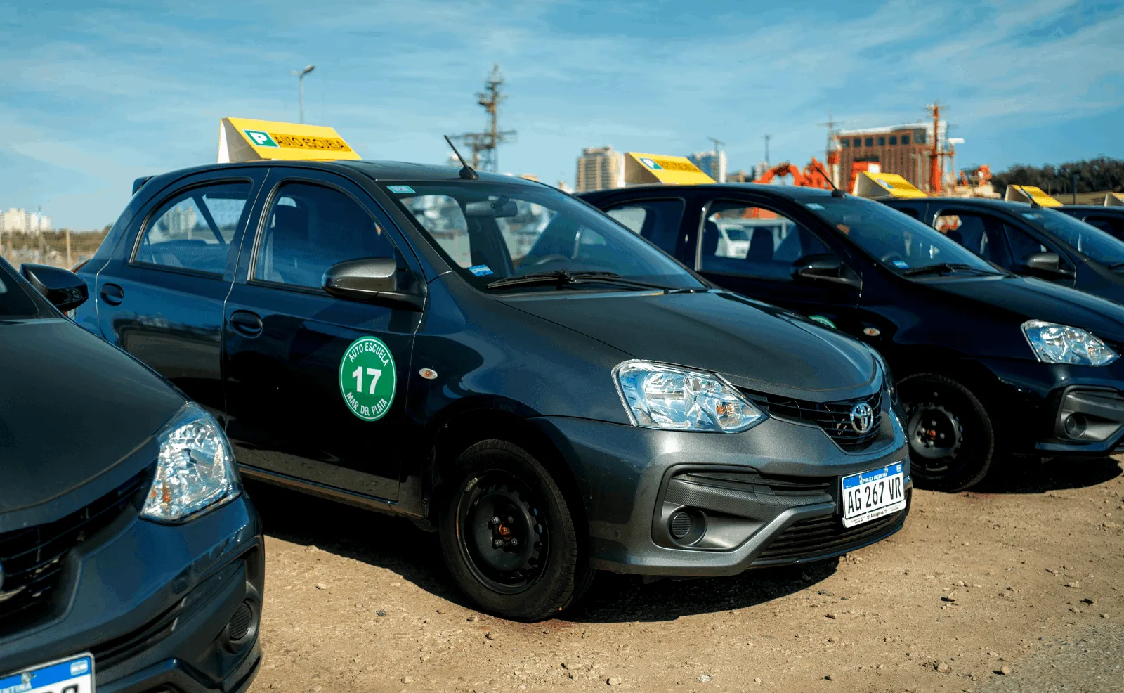 Flota de autos 0km con doble comando de Academia Del Sur en el puerto de Mar del Plata